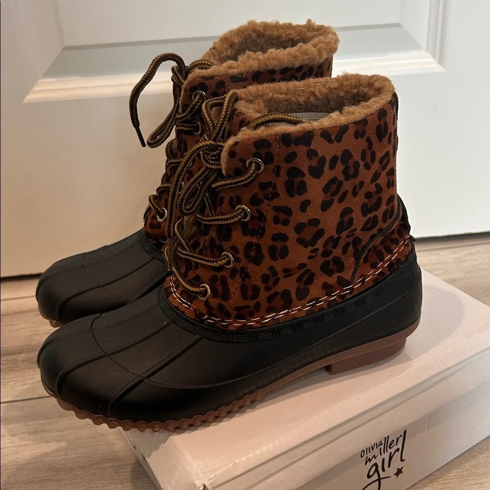 Olivia Miller Girl! Girls leopard print snow rain faux fur lined boots size 4